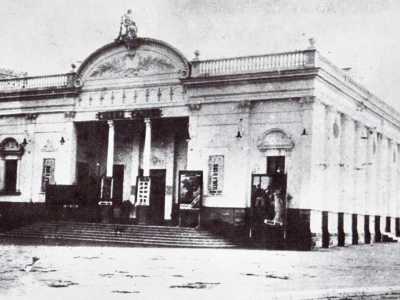 Spostandoci di un isolato ci fermiamo in via Cognetti ad angolo con via Buozzi. Alle spalle del Teatro Petruzzelli, il 31 ottobre 1914, veniva inaugurato il �Cavour�, uno dei tanti cinema e teatri scomparsi oggi dalla mappa cittadina